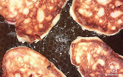 Перемешиваем тесто, по необходимости добавив муки (тесто должно быть густым). Обжариваем на растительном масле до готовности.