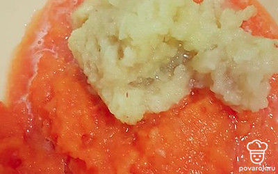 Яблоко очистите от кожуры и натрите на мелкой тёрке. Смешайте тыкву с яблоком.