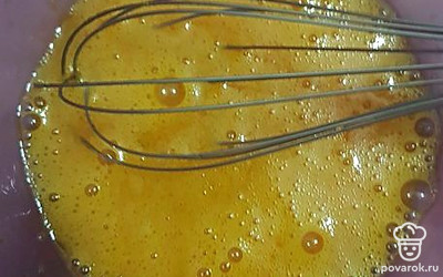 В отдельной емкости взбейте яйца с сахаром, солью и ванилином.