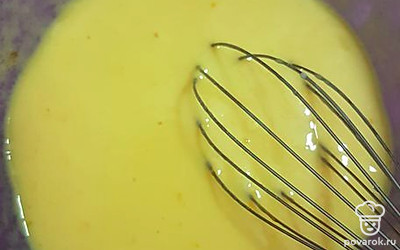 Добавьте к яичной смеси кефир и перемешайте.