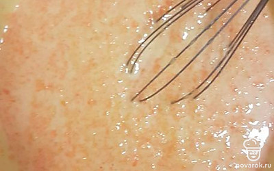 Полученную смесь влейте к перетертой тыкве с яблоком, хорошо перемешайте.