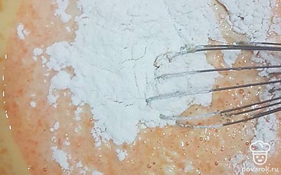 Добавьте просеянную муку и соду, тщательно перемешайте. Следите, чтобы не было комочков.