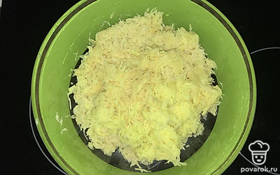 Натрите картофель на мелкой тёрке.