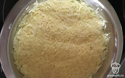 В дуршлаге промойте натертый картофель проточной водой и хорошенько отожмите.