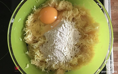 Добавьте яйцо, муку, соль и хорошо перемешайте до однородной массы.