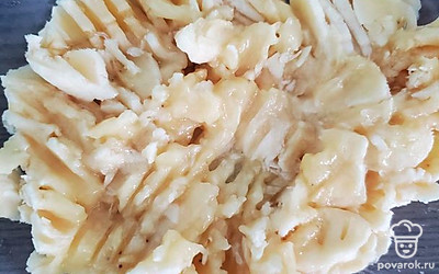 Банан размять вилкой в миске.