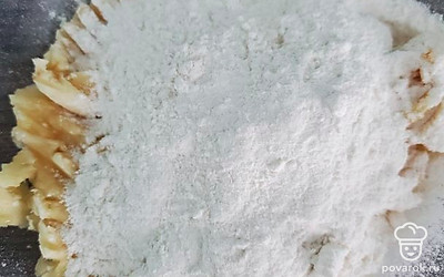 Добавить муку. 