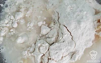 Влить воду.