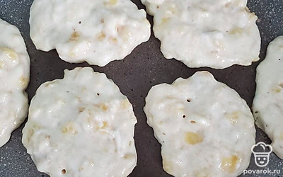 Выложить оладушки ложкой на горячую сковороду. Жарить около 2 минут с каждой стороны до золотистости.