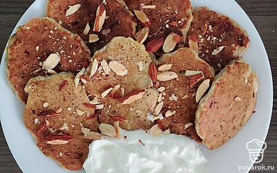 Подавать с дроблёными орехами. Отлично подойдёт сгущёнка из кокоса.