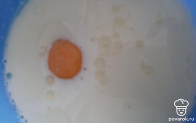 В молоко разбейте яйцо, добавьте соль, сахар и подсолнечное масло. Взбейте.