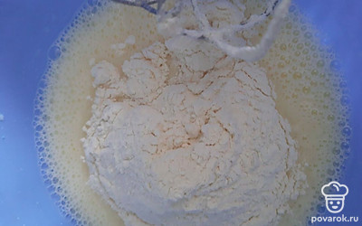 Добавьте муку, взбейте чтобы не было комочков.
