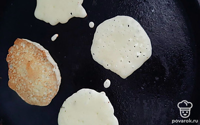 Обжаривайте с двух сторон на разогретой сковороде.