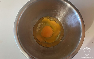 В миску разбейте 2 куриных яйца.