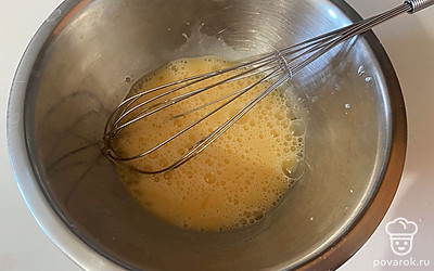 Перемешайте венчиком.