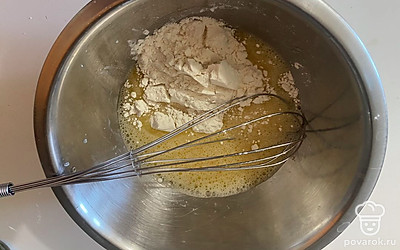 Добавьте к смеси 3 столовые ложки муки.