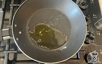 На разогретую сковороду добавьте немного масла, если у вас сковорода антипригарная,, то этот шаг можете пропустить.