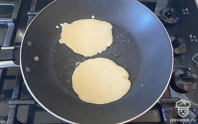 На сковороду выложите полученное тесто по 1 столовой ложке. 