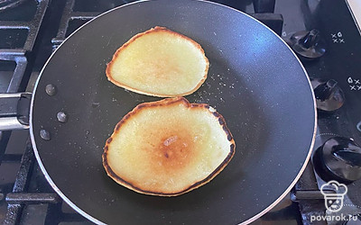 Обжаривайте с каждой стороны по 1-2 минуты.