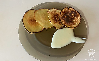 Подавайте порционно с любыми топпингами на ваш вкус. У меня это сгущённое молоко.