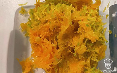 Очистите тыкву и натрите на мелкой терке