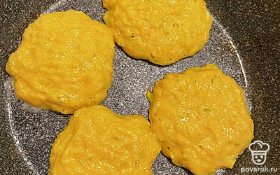 Выкладывайте тесто ложкой на горячую сковороду и обжаривайте с обеих сторон до готовности.