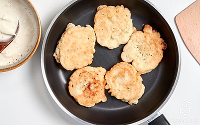 Приготовьте оладьи. Разогрейте сковороду, добавьте немного растительного масла. Столовой ложкой зачерпните тесто и отправьте его на сковороду. Обжарьте оладьи в двух сторон. Они должны стать румяными.