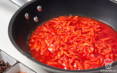 Сделайте соус. Добавьте на сковороду растительное масло и обжарьте морковку. Она должна стать мягкой. Вылейте к ней томатный сок. Когда соус загустеет, всыпьте соль, сахар, имбирь, корицу, гвоздику. Перемешайте и дайте соусу покипеть еще минуту.