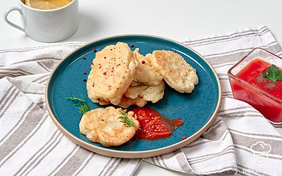 Выложите оладьи на красивое блюдо. Соус подайте отдельно или покройте им оладьи. Дополните композицию веточкой укропа. Подайте их свежими и горячими, пока у них есть вкусная хрустящая корочка.