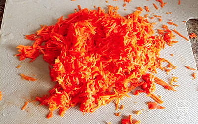 Тыкву потрите на мелкой терке. 