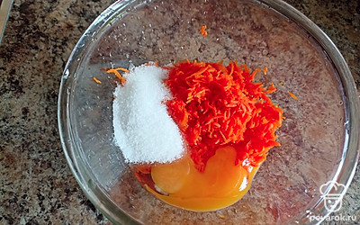 Тыкву смешайте с яйцами и солью.