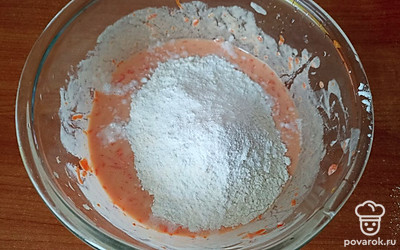 Добавьте йогурта, муки и разрыхлителя.
