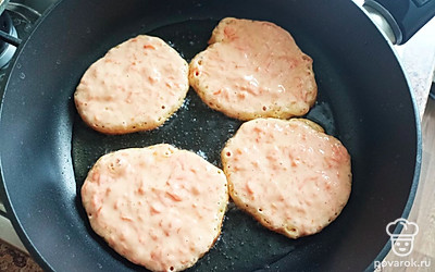 Выпекайте оладушки на сковороде с растительным маслом.