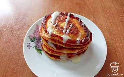 Готовые оладьи подавайте со сгущенкой, джемом или медом.