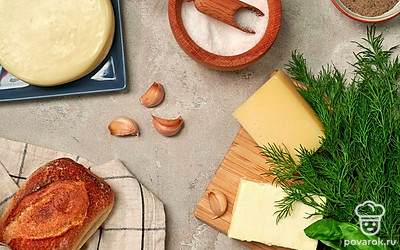 Подготовьте необходимые продукты. Чеснок очистите от шелухи. Зелень вымойте, обсушите на бумажных полотенцах. Укроп, базилик, сулугуни и масло мелко нарежьте. Пармезан измельчите при помощи терки со средними ячейками. Чеснок пропустите через пресс.Разожгите мангал. Приготовьте пищевую фольгу, решетку-гриль.