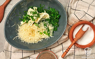 Займитесь начинкой. Соедините нарезанные укроп, базилик, сулугуни и масло. Всыпьте тертый пармезан и измельченный чеснок. Приправьте специями по вкусу, перемешайте.