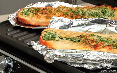 Приготовьте багет на гриле. Багет выложите на решетку, поместите на мангал и жарьте 2-3 минуты. Затем переверните на другую сторону и держите над углями столько же времени.