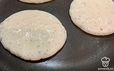 Ложкой выкладываем оладушки на сковороду и жарим на среднем огне.