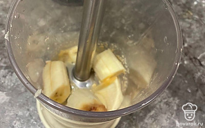 Помыть бананы и яйца. Добавить ингредиенты в блендер, измельчить. 