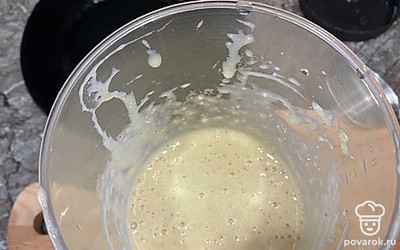 Получается смесь по консистенции как густая сметана.