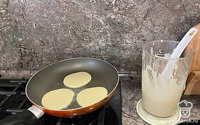 На разогретую сковороду с кокосовым маслом выложить будущие оладушки.