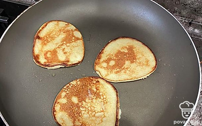 Обжарить каждую сторону около 1-2 минут.