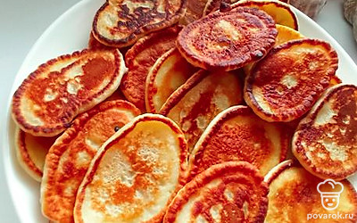 Подаем оладушки с вареньем, сметаной, сгущёнкой, мёдом. Приятного аппетита.