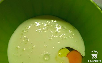 Смешиваем яйцо и кефир. Также добавляем сахар и соль.