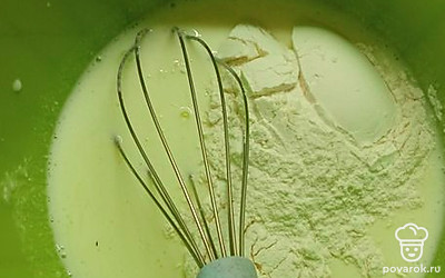 Добавляем муку и вымешиваем.