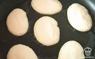 На разогретую сковороду, смазанную маслом, столовой ложкой выкладываем небольшие лепёшки и обжариваем с 2 сторон. Повторяем этот процесс, пока тесто не закончится. 