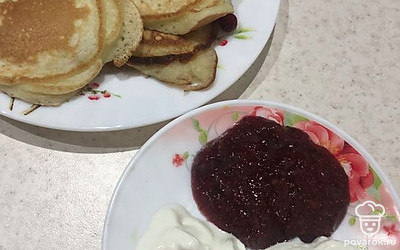 Оладьи можно подать со сметаной и джемом. Украсить любыми ягодами.