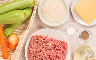 Помойте все овощи, очистите лук и морковь. Кабачки разрежьте вдоль, чтобы получились две половинки. Удалите мякоть и семена, формируя из плода «лодочку». Тщательно промойте рис под холодной водой и отварите.