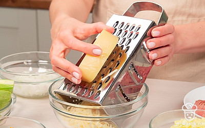 Подготовьте продукты. На мелкой терке натрите морковь. Лук порежьте мелко. Мякоть кабачков мелко нарежьте. Сыр натрите на крупной стороне терки.