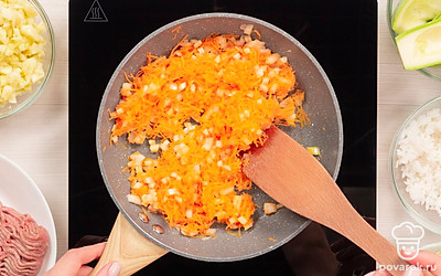 Обжарьте овощи. На сковороде с добавлением подсолнечного масла обжарьте лук и морковь, 5-7 минут. Снимите с плиты и дайте остыть.